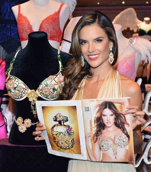 Алессандро Амбросио представила белье Floral Fantasy Bra стоимостью $2,5 млн. Фоторепортаж